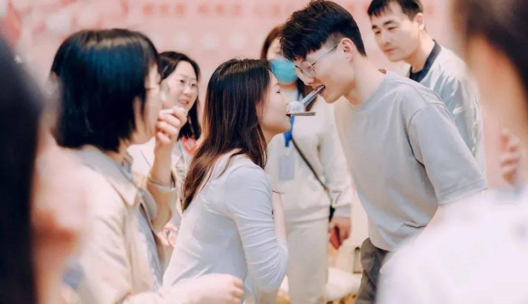 老人术后复诊不慎摔倒,警方接连救助高龄老人,看看吧