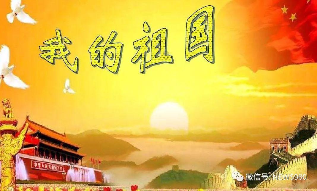 41岁金卡戴珊真敢穿!V领背心大秀香肩,美背一览无遗身材吸睛