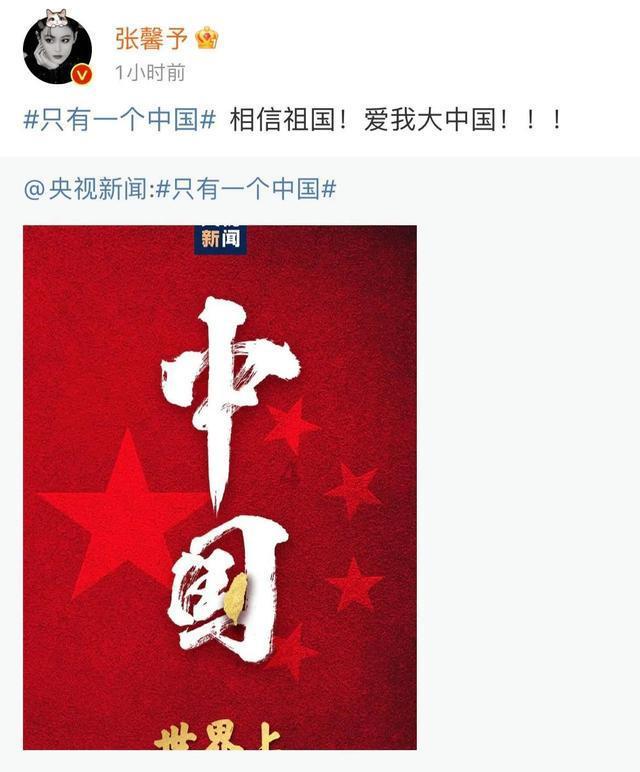 冰窟窿下的大鲤鱼悠闲晒太阳，新年见大胖鱼，连年有余！