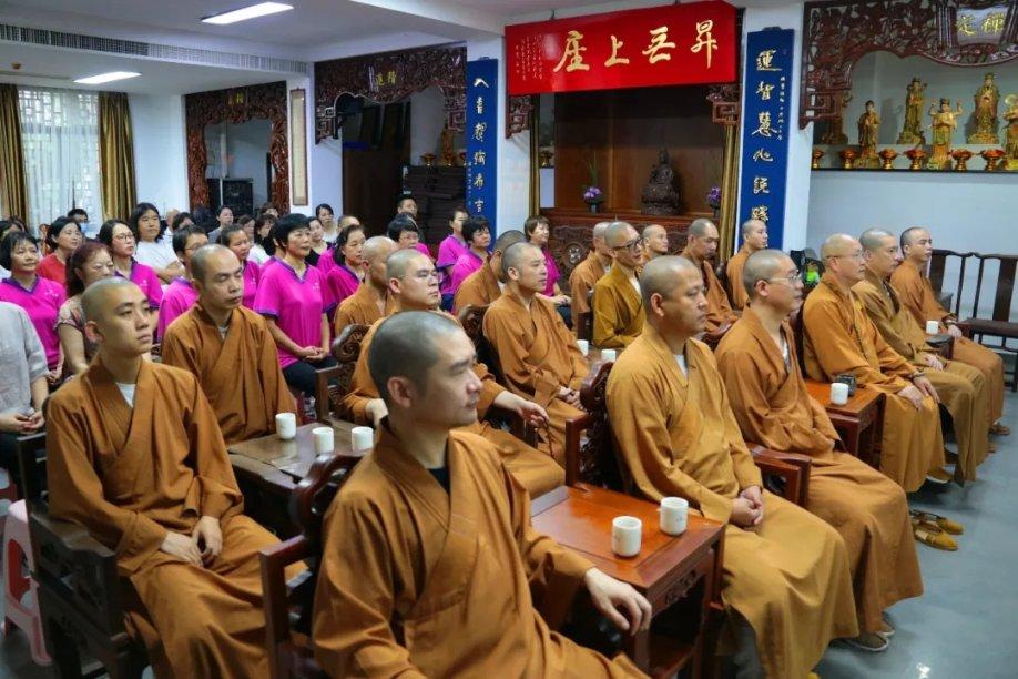 啊！好紧张，居然就我和女神两个人上课！啊！我的心跳的好厉害，如果这时候出现一只鬼吓唬她，抱着我多好游戏画面