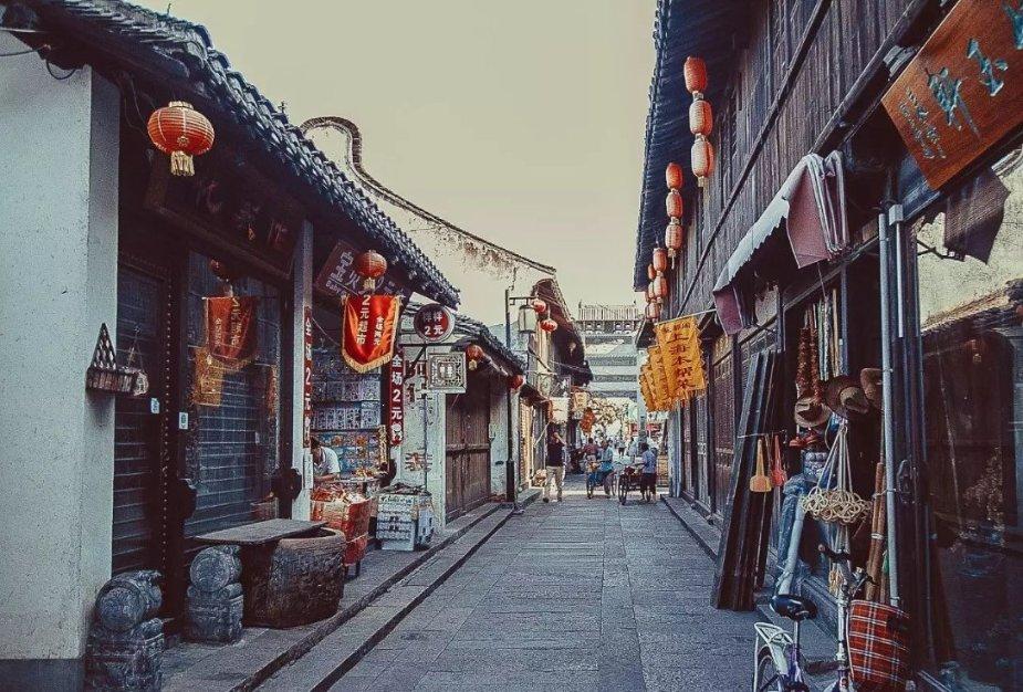 迷路的可爱男孩